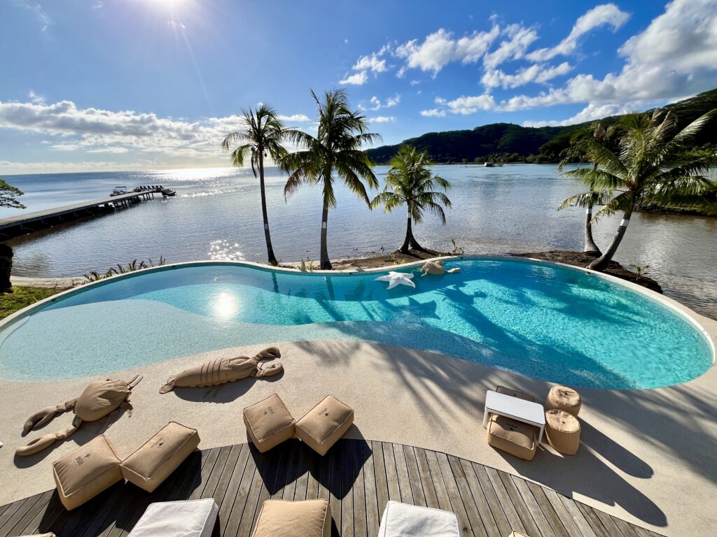 Piscine face au lagon