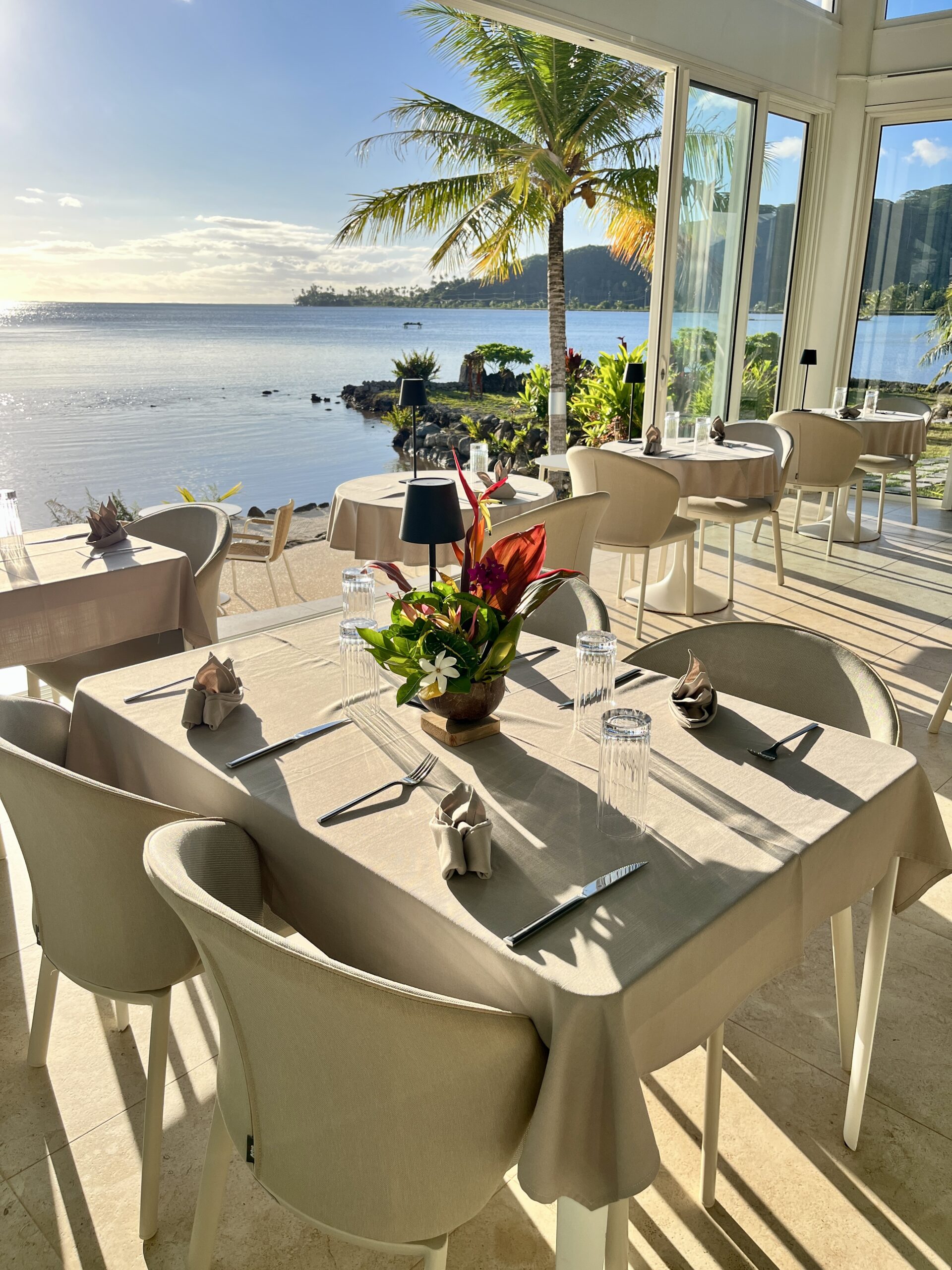 Terrasse du restaurant Atipika’a face au lagon à Raiatea