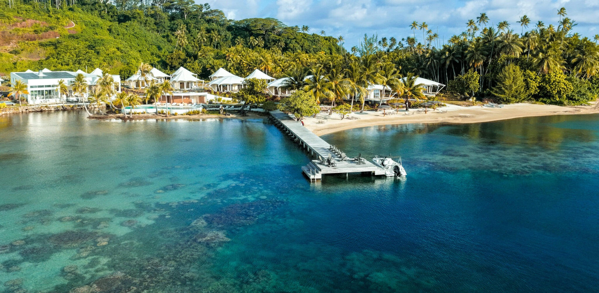Vue aérienne d’Apatoa, de ses villas et du lagon à Raiatea