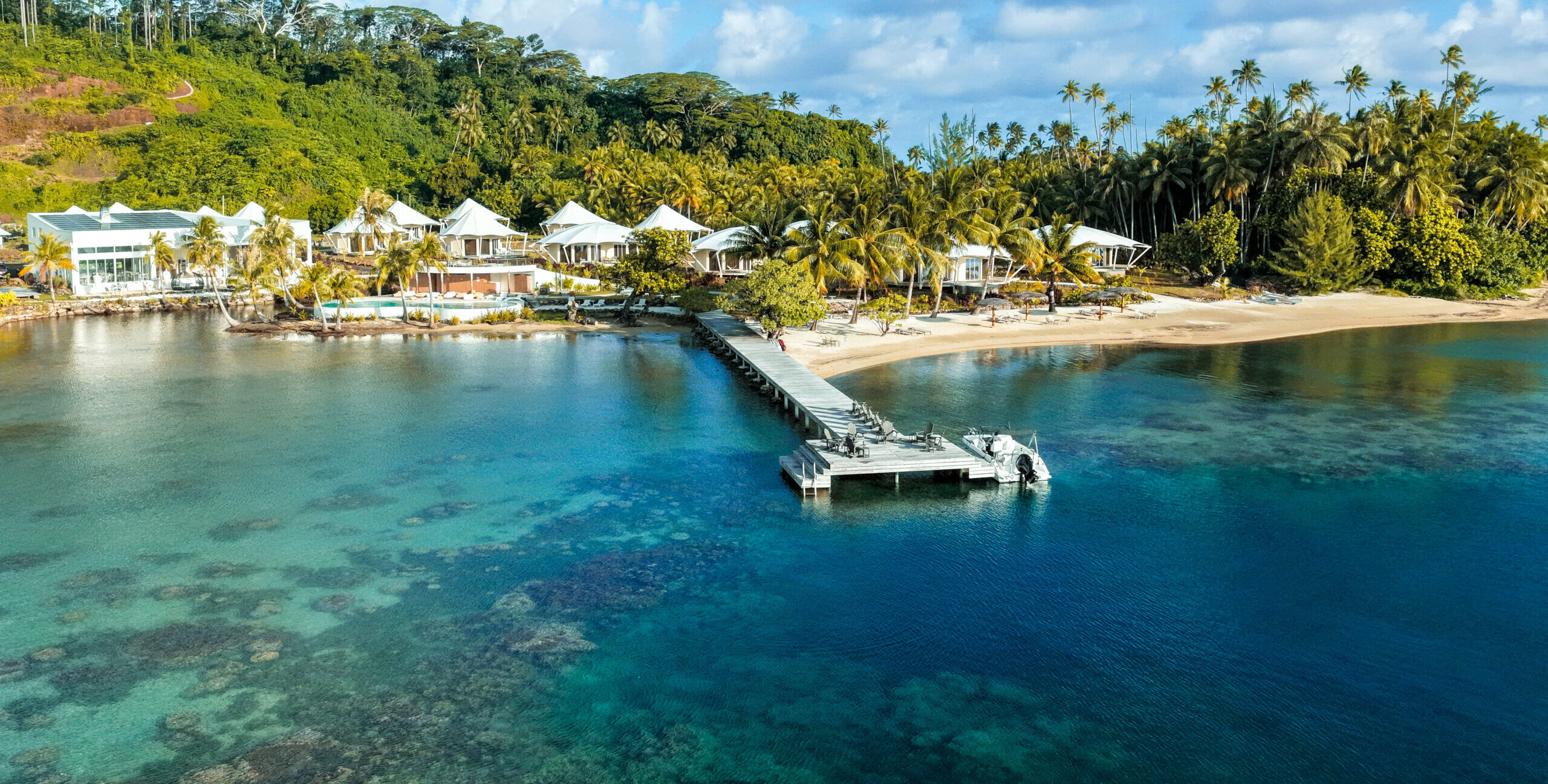 Vue aérienne d’Apatoa, de ses villas et du lagon à Raiatea