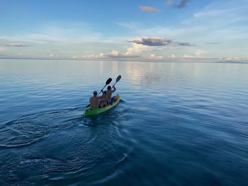 Deux personnes en kayak sur le lagon de Raiatea