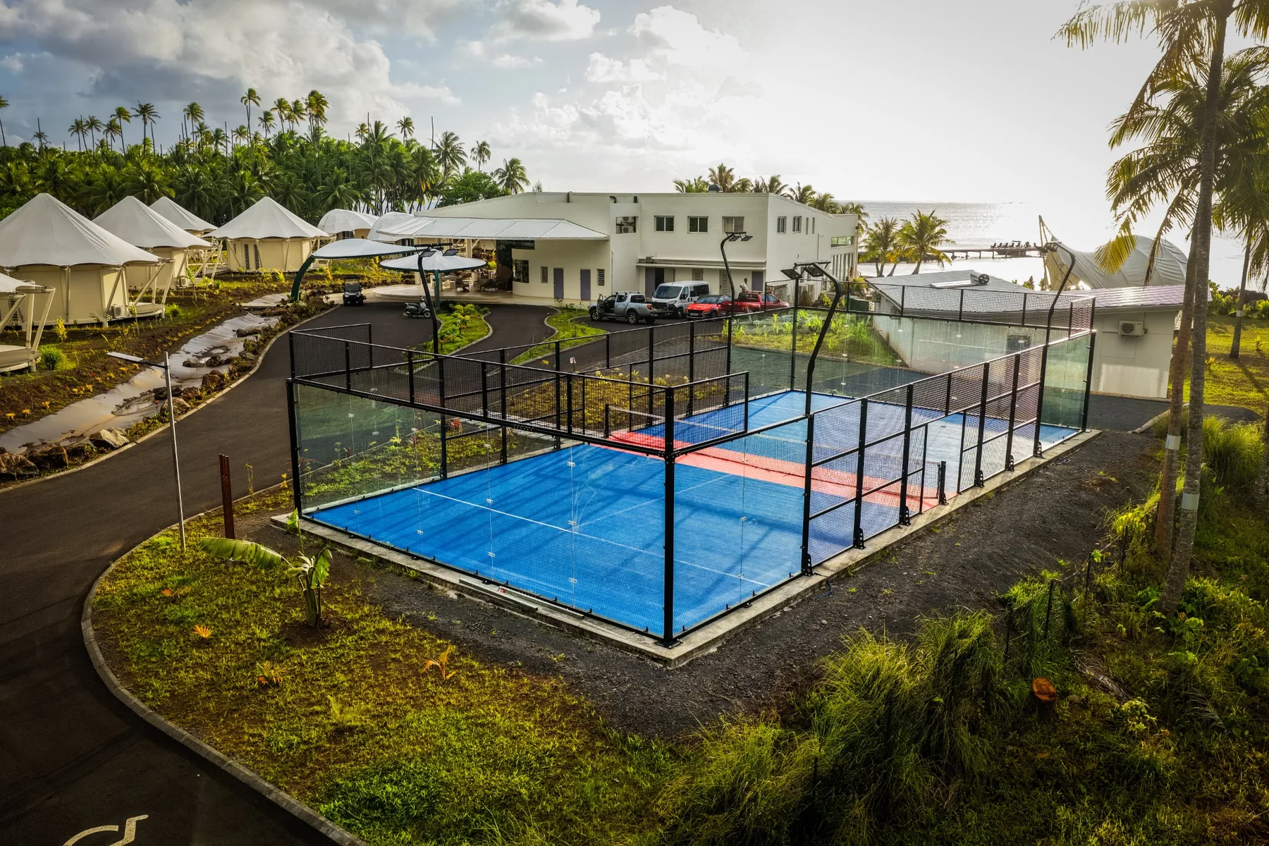 Terrain de padel au sein de l’hôtel Apatoa
