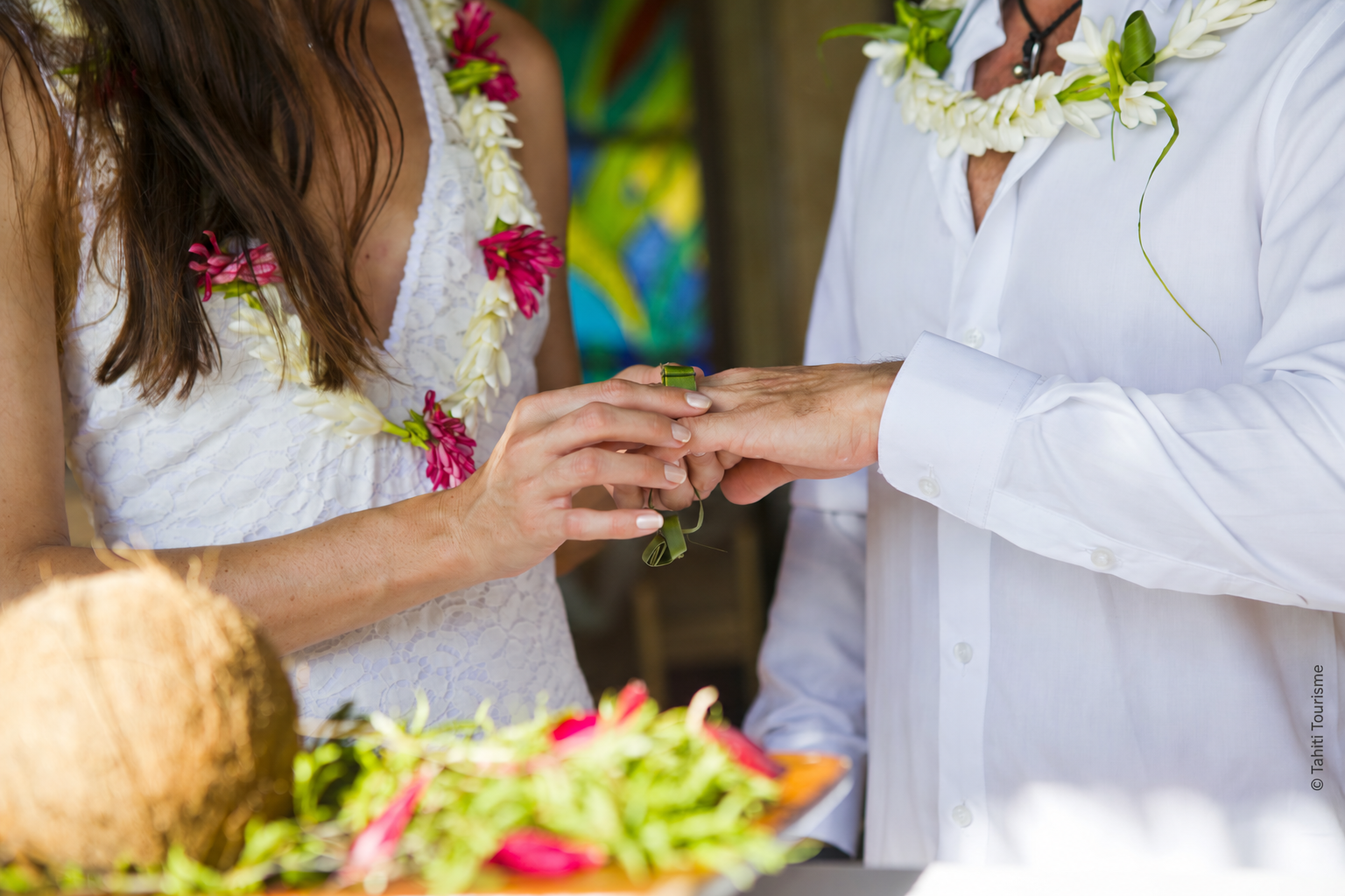 Décoration florale et anneau de feuilles pour une cérémonie de mariage