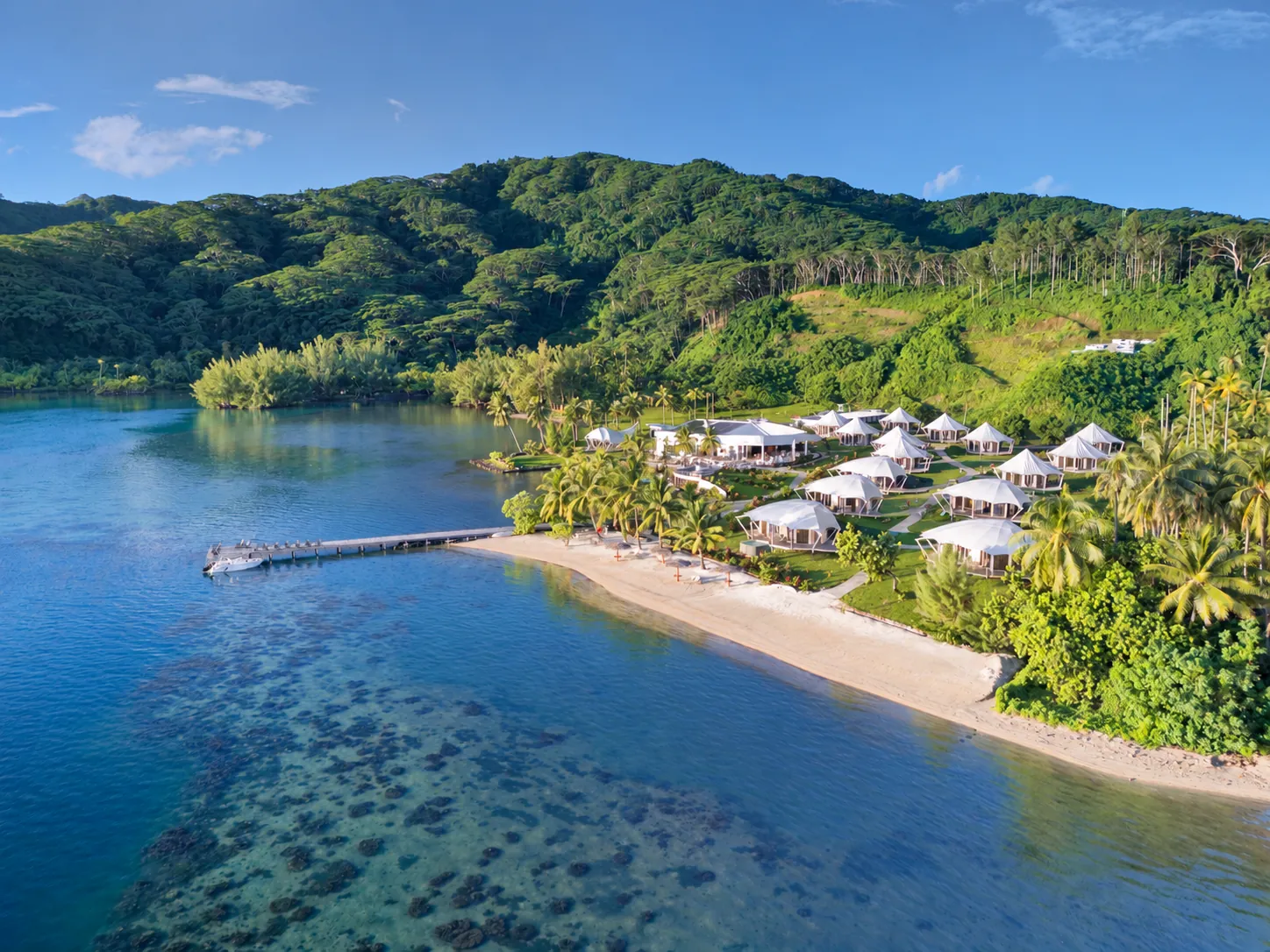 Vue aérienne de l’hôtel Apatoa à Raiatea, avec ses bungalows au bord du lagon